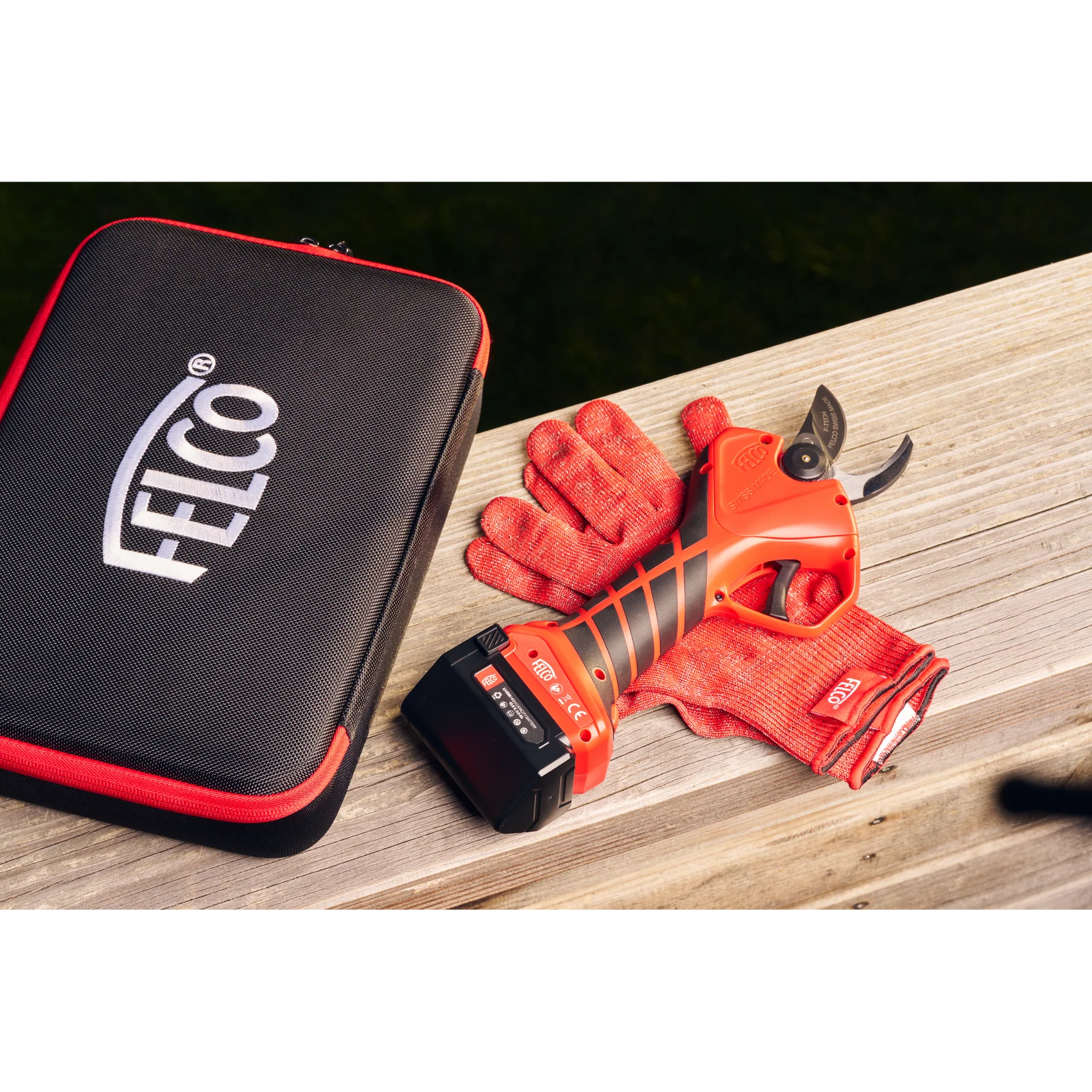 Close‑up of the FELCO 2e cutting head with F‑Tech coated blade and integrated CUT SHIELD™ contact‑detection safety system.